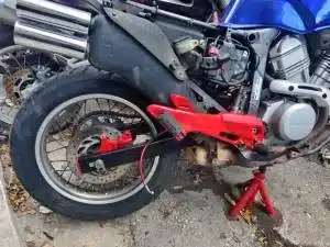 Seitenansicht des Hinterrads und Rahmens einer teilzerlegten Honda XL650V Transalp, Umbauprojekt