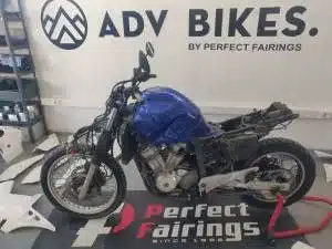 Honda XL650V Transalp während des Umbaus, noch ohne Verkleidung und mit erkennbarem Grundaufbau