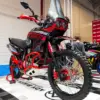 Honda XL650V Transalp als Adventure-Umbau mit Rallye-Front, Motorschutz und Navigation Tower auf einer Ausstellungsfläche.