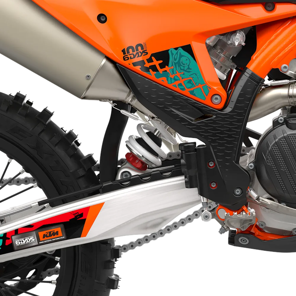 Detailaufnahme des Fahrwerks, Rahmens und Kettenantriebs der KTM 350 EXC-F 6DAYS