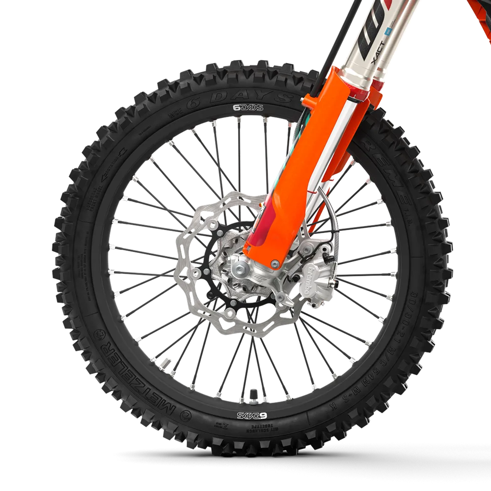 Nahaufnahme des Vorderrads einer KTM 350 EXC-F 6DAYS mit Stollenreifen, Bremsscheibe und orangefarbener Gabel