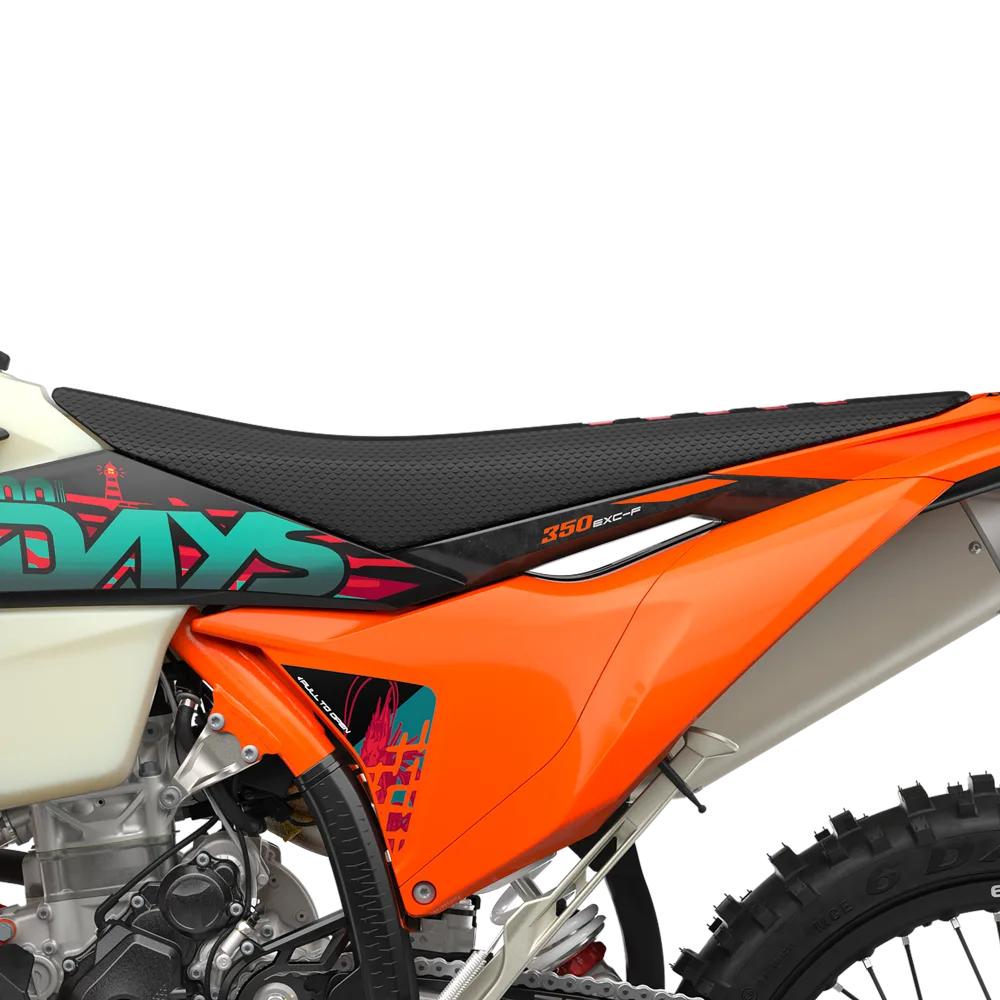 Detailansicht der Sitzbank, Seitenverkleidung und des Hinterrads der KTM 350 EXC-F 6DAYS.