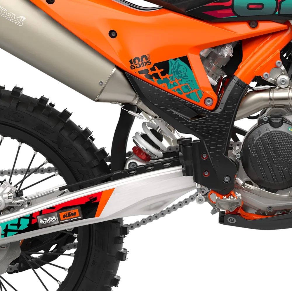 KTM 450 EXC-F 6DAYS Heckansicht mit Auspuff, Hinterrad und Schwinge im Detail.