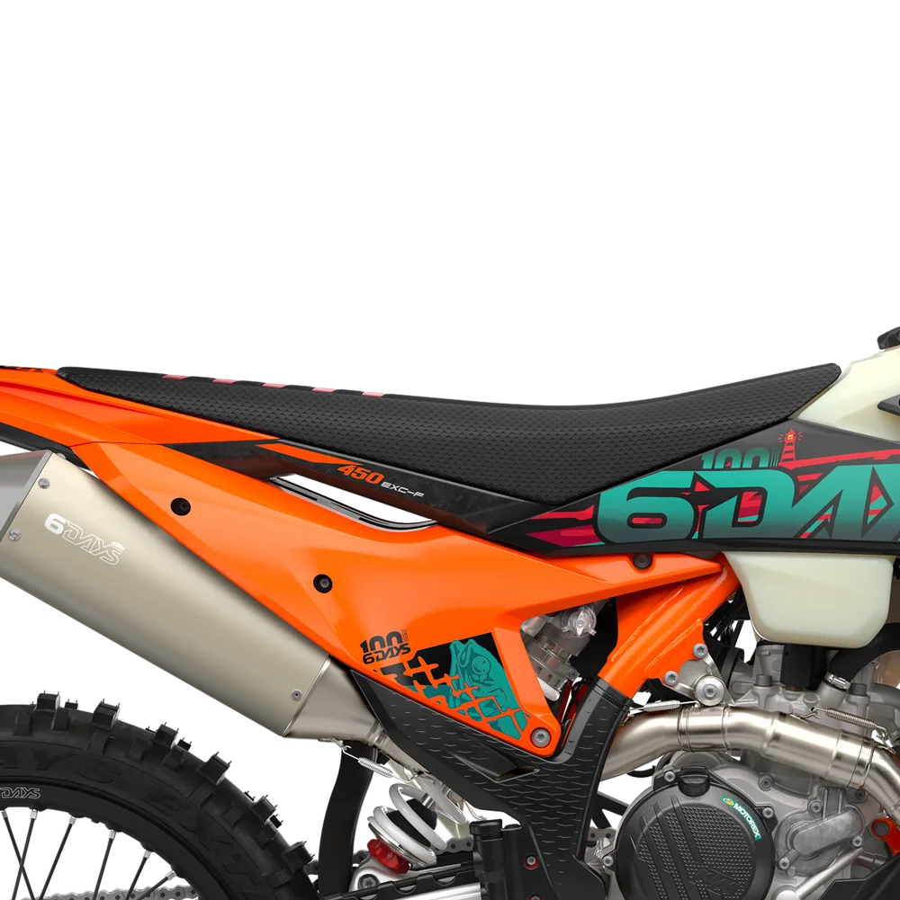 Nahaufnahme der linken Seite der KTM 450 EXC-F 6DAYS mit 6DAYS-Logo am Auspuff und speziellen Grafiken