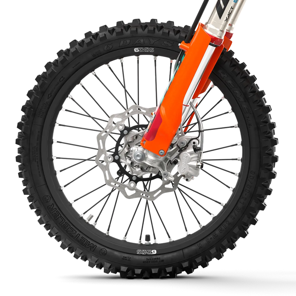 Vorderrad der KTM 450 EXC-F 6DAYS mit orangefarbener Gabel und grobstolligem Geländereifen