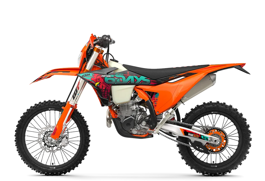 KTM 500 EXC-F 6DAYS Enduro-Motorrad von der Seite mit grafischen 6DAYS-Elementen und orangefarbenem Rahmen.