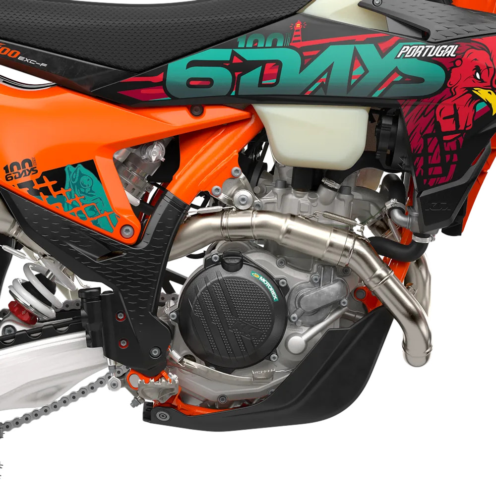 Detailaufnahme des Motors und Rahmens der KTM 500 EXC-F 6DAYS mit Portugal-6DAYS-Branding