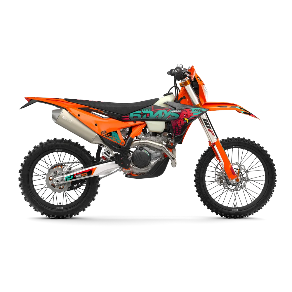 KTM 500 EXC-F 6DAYS in Seitenansicht mit auffälligem 6DAYS-Branding und Enduro-Ausstattung.