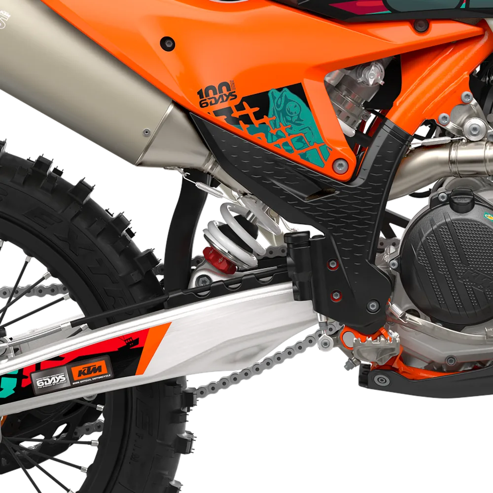 Detailfoto der KTM 500 EXC-F 6DAYS mit Fokus auf Hinterrad, Federbein und Motorgehäuse