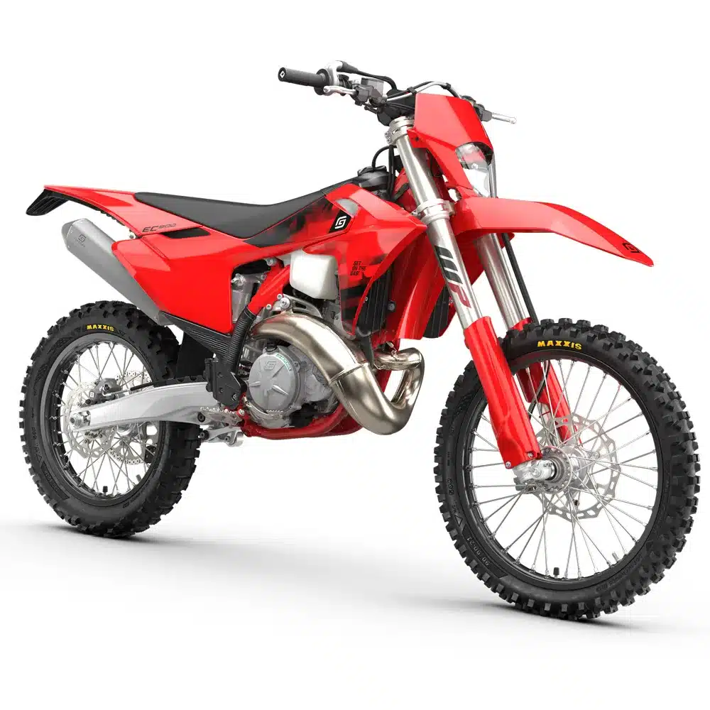 Die GASGAS EC 300 des Modelljahres 2027 in Seitenansicht, rot mit schwarzen Details, offroad-bereift.