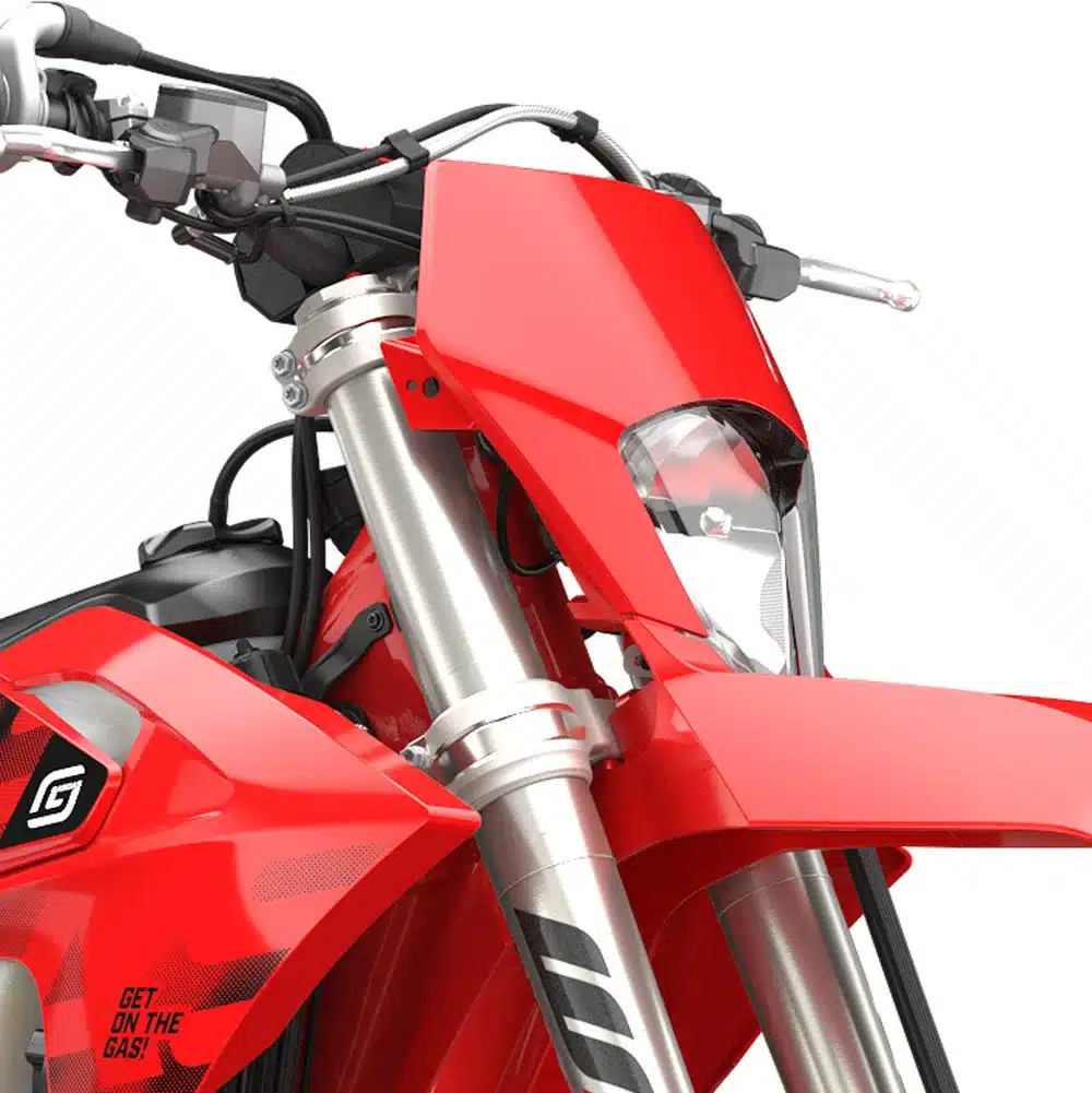 Nahaufnahme der Frontpartie einer GASGAS EC 300 Enduro mit LED-Scheinwerfer und roter Verkleidung