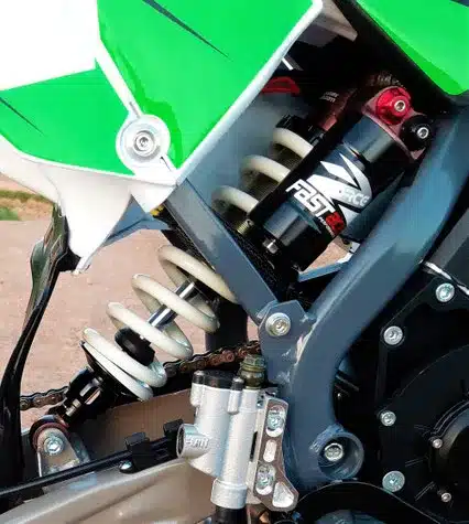 Detailaufnahme des Hinterrad-Federbeins, der Kette und des Rahmens der HVR 65PRO.