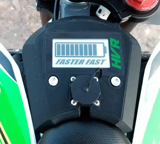 Nahaufnahme eines e-Ink-Displays am Motorrad HVR 65PRO mit Batteriestatus.