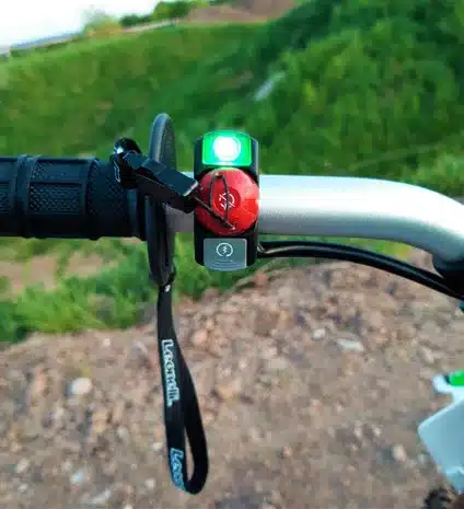Detailaufnahme des Lenkerschalters mit Magnetabreißschalter und LED an der HVR 65PRO