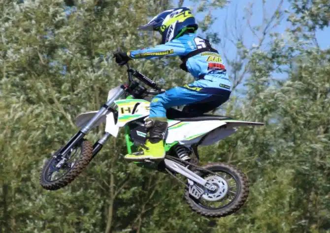 Motocross-Kind auf einer HVR 60 beim Sprung über eine Offroad-Strecke.