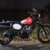 Umbau einer Husqvarna SM 510 R mit TwinShock-Heck, Aluminiumtank und markanten Offroad-Elementen im nächtlichen Outdoor-Setting