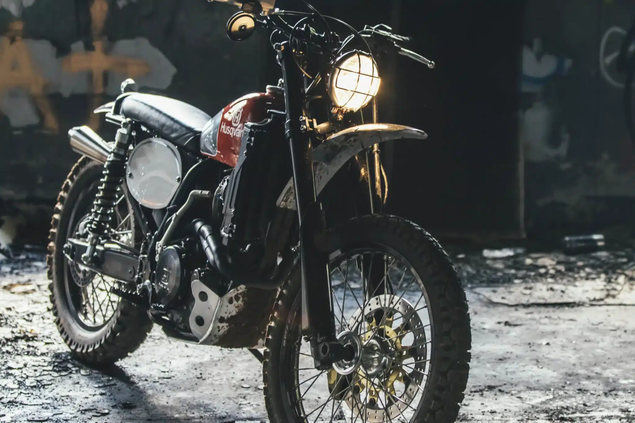 Detailreiches Foto einer umgebauten Husqvarna SM 510 R mit Aluminiumtank, Twin-Shock-Heck und Scheinwerfergitter