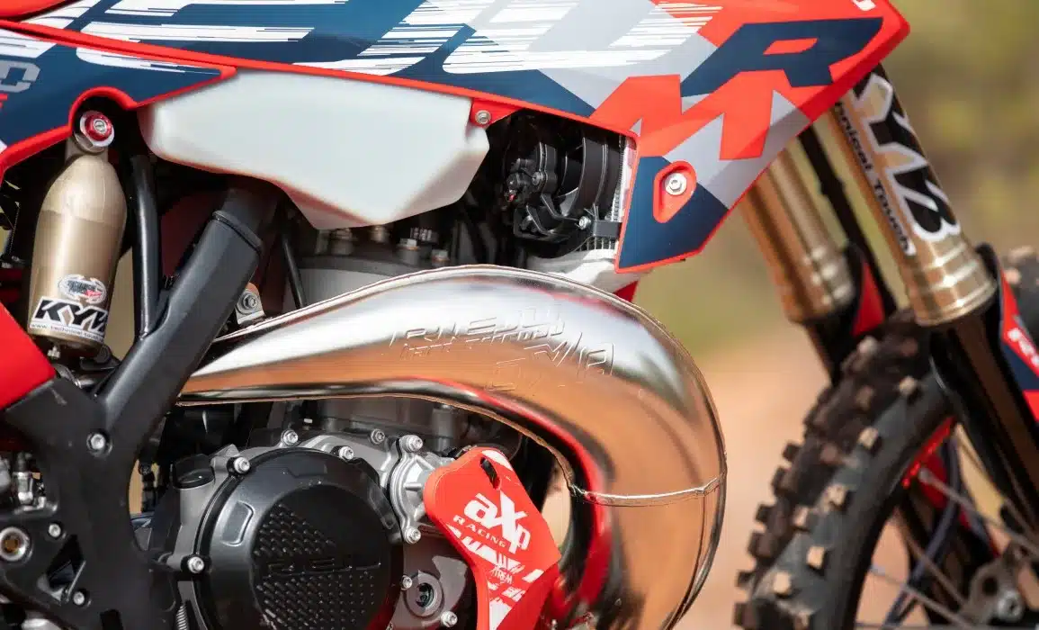 Nahaufnahme des Motors und Auspuffs der Rieju MR 300 i Hard Enduro 2027 mit AXP-Motorschutz.