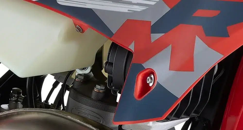 Detailfoto mit Sicht auf Tank und Kühlerverkleidung der Rieju MR 300 i Hard Enduro 2027