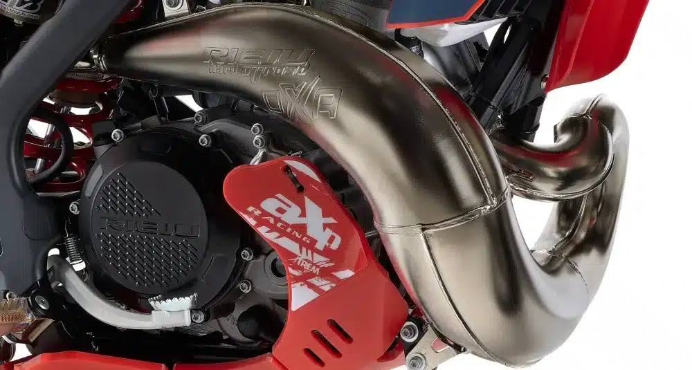 Detailfoto vom Motorbereich und Auspuff der Rieju MR 300 i Hard Enduro 2027 mit sichtbarem Motorschutz und Kettenführung.