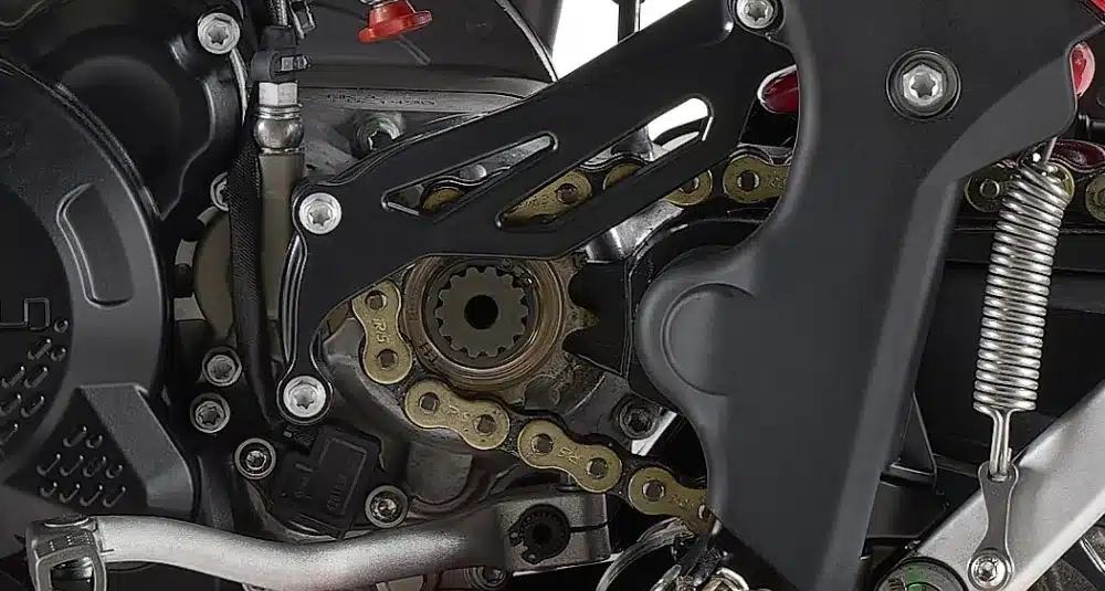 Antriebs- und Kettensystem der Rieju MR 300 i Hard Enduro 2027 mit spezifischer Kettenführung und Ritzel.