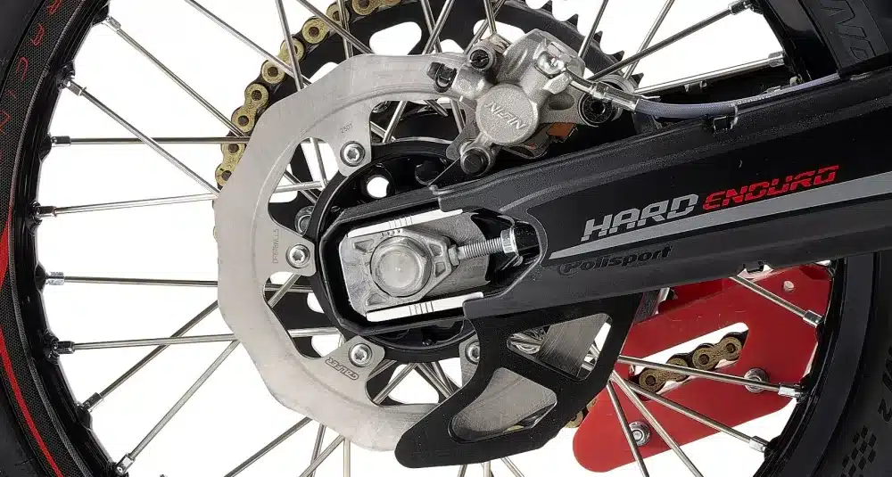 Close-up der hinteren Bremsscheibe mit Protektor und Kettenschutz an der Rieju MR 300 i Hard Enduro 2027