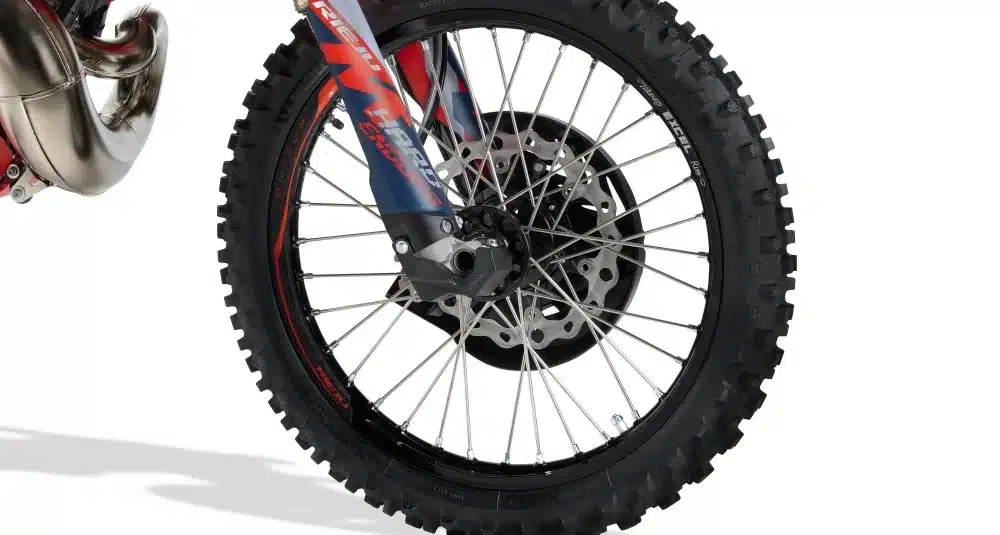 Vorderrad der Rieju MR 300 i Hard Enduro 2027 mit grobstolligem Michelin Enduro-Reifen, Wave-Bremsscheibe und EXCEL-Felge