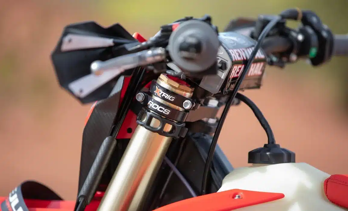 Cockpit und XTRIG-Gabelbrücke der Rieju MR 300 i Hard Enduro 2027 mit Nahaufnahme des Lenkers.