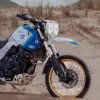 Seitenansicht einer Yamaha Ténéré 700 mit montiertem Baja-Umbaukit und Doppel-Scheinwerfern in einer Sandlandschaft