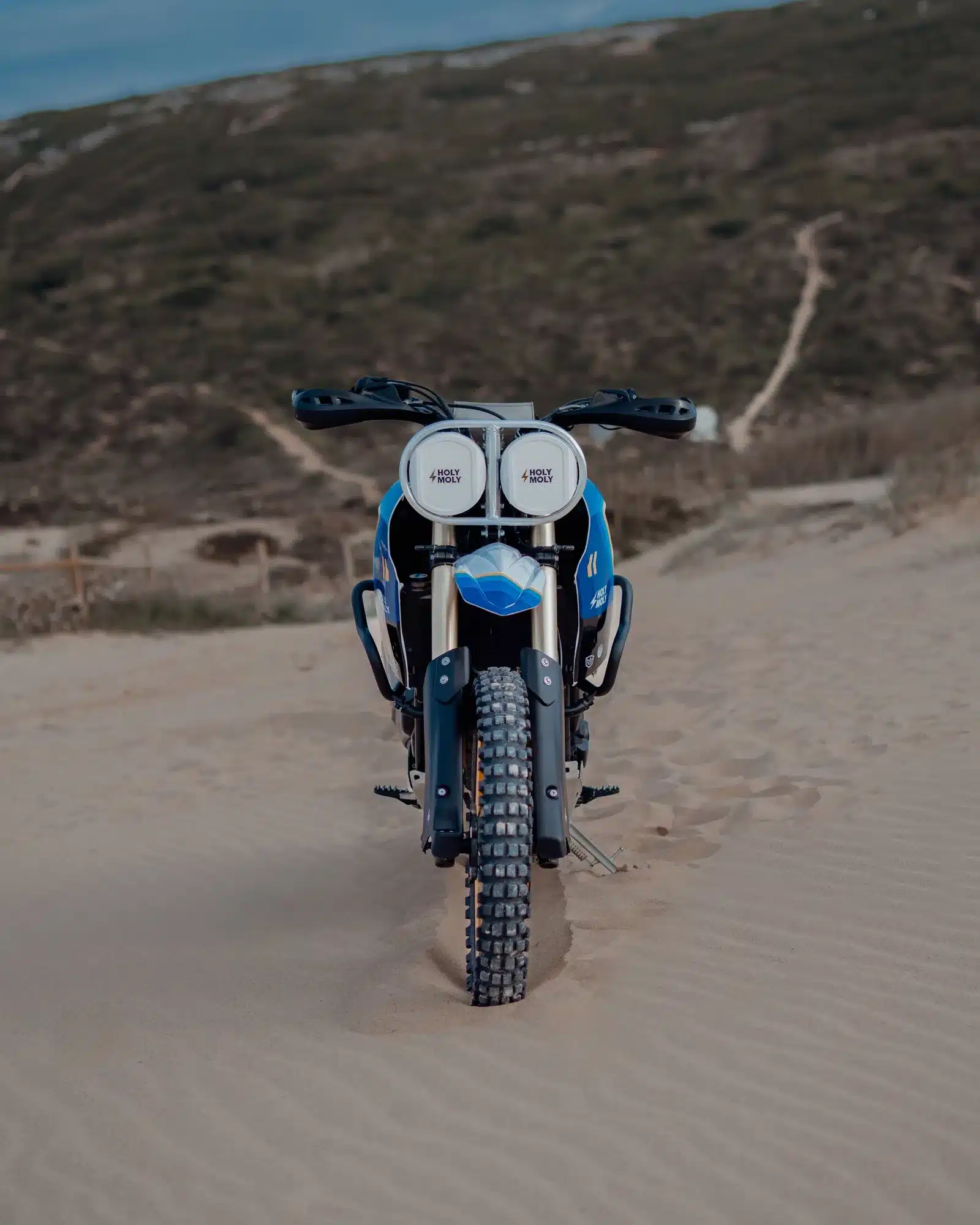 Yamaha Ténéré mit Baja-Umbau-Kit in der Wüste, Frontansicht mit Doppelscheinwerfer
