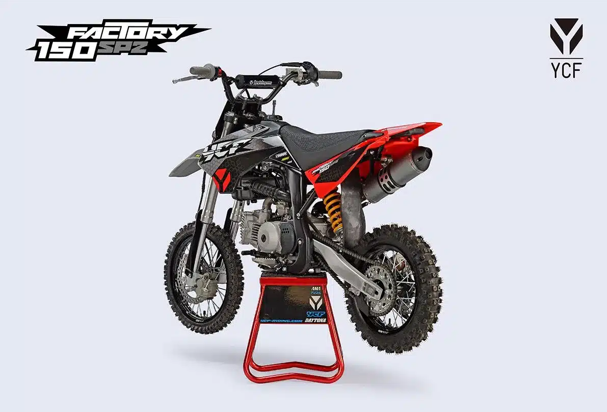 Das Pitbike YCF Factory 150 SP2 2026 mit sportlicher Optik, präsentiert auf einem Motorradständer