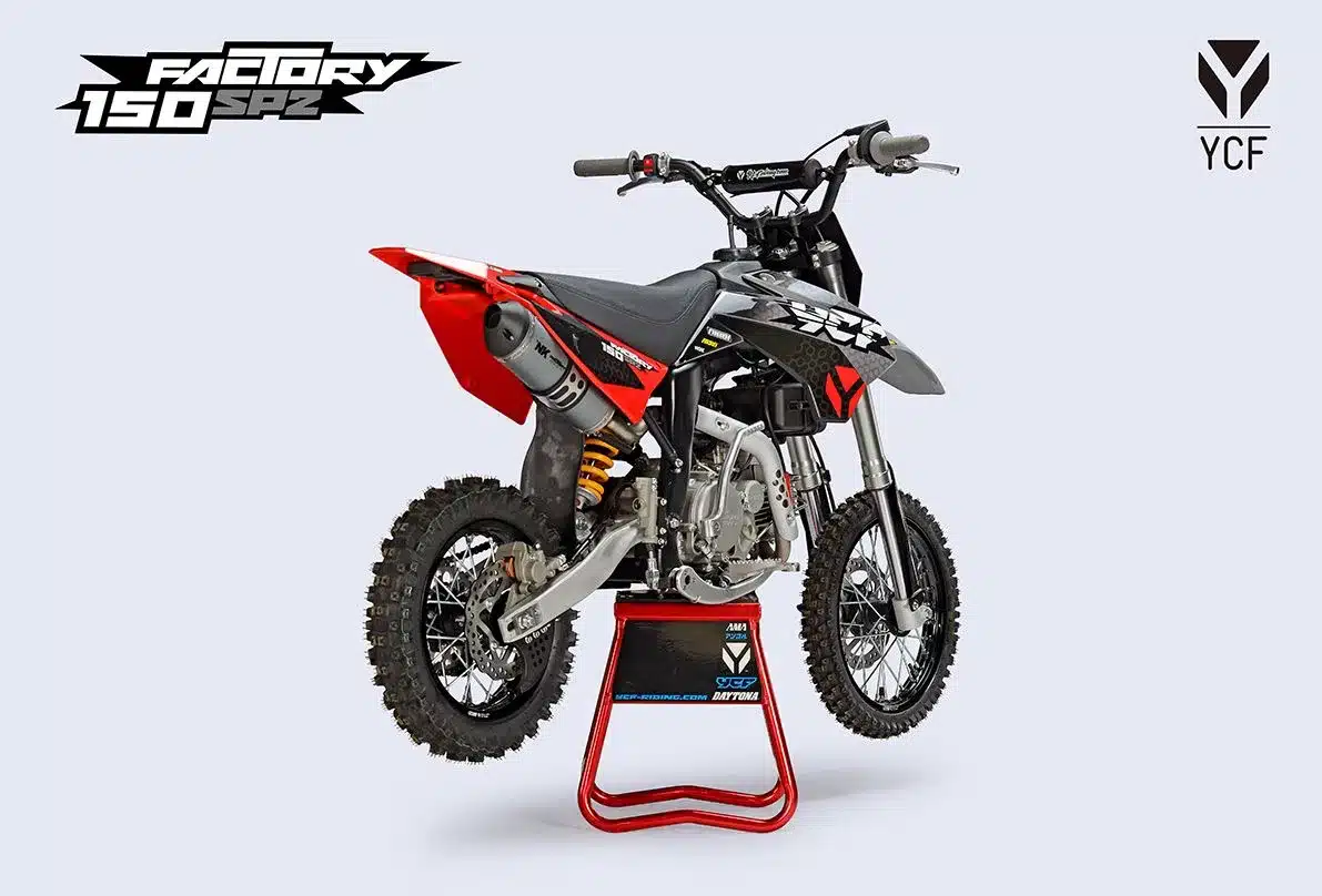 YCF Factory 150 SP2 2026 Pitbike auf einem Montageständer, seitliche Ansicht mit markantem Design.