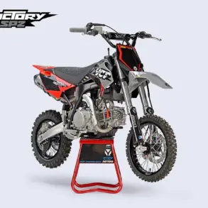 YCF Factory 150 SP2 2026 Pitbike mit ARRO-Reifen, Viergang-Getriebe und modernem Design auf Montageständer