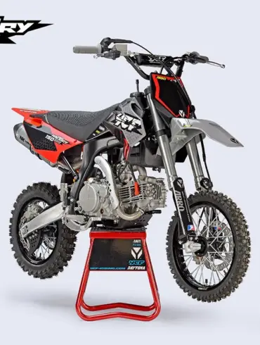 YCF Factory 150 SP2 2026 Pitbike mit ARRO-Reifen, Viergang-Getriebe und modernem Design auf Montageständer