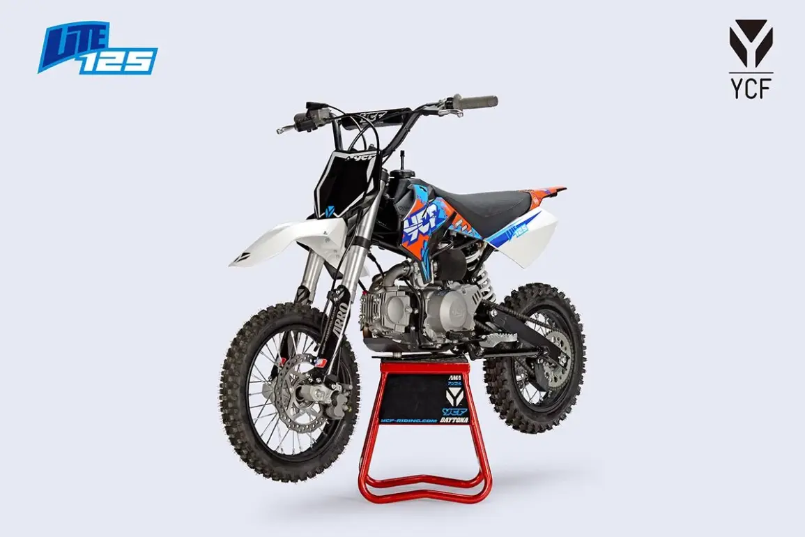 Motorrad YCF Lite 125 Modell 2026 auf Montageständer, seitliche Ansicht, Motocross-Design, Offroad-Bereifung