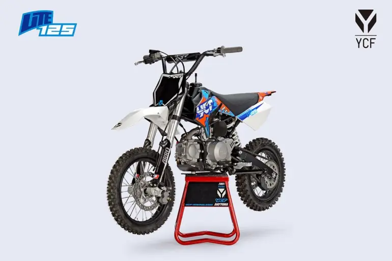 Motorrad YCF Lite 125 Modell 2026 auf Montageständer, seitliche Ansicht, Motocross-Design, Offroad-Bereifung