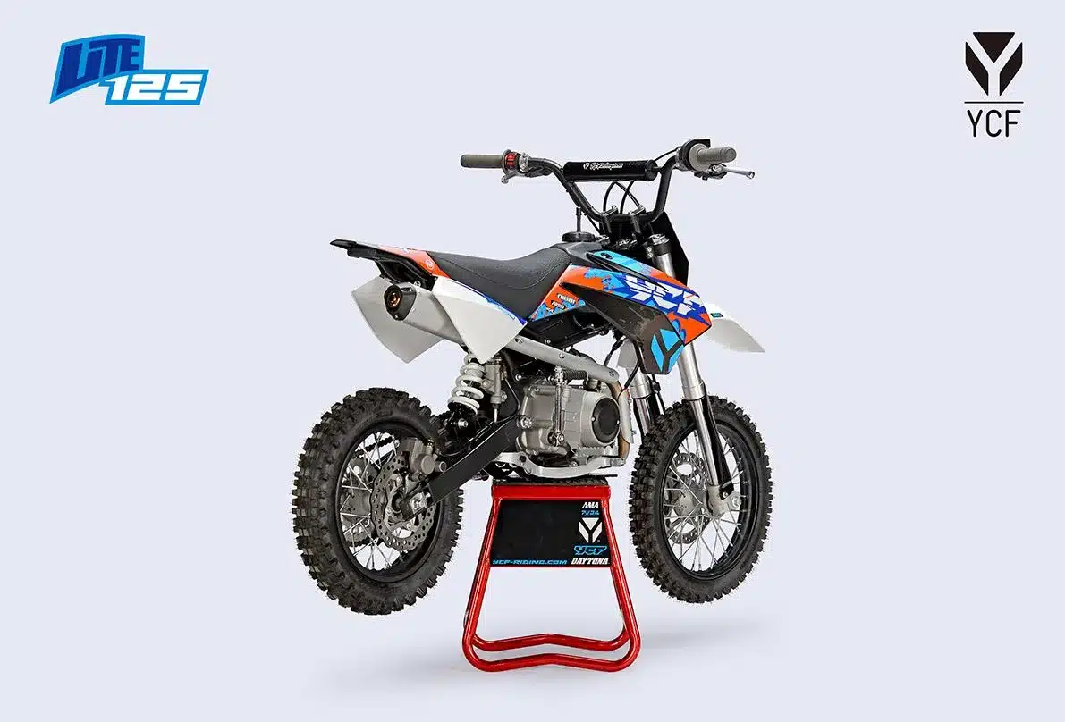 YCF Lite 125 Pitbike, Seitenansicht, Modell 2026 auf Montageständer vor hellem Hintergrund