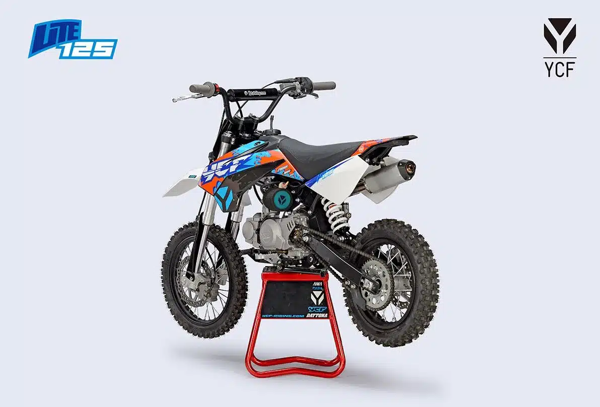 YCF Lite 125 Cross-Motorrad auf Montageständer, seitliche Ansicht, Modelljahr 2026