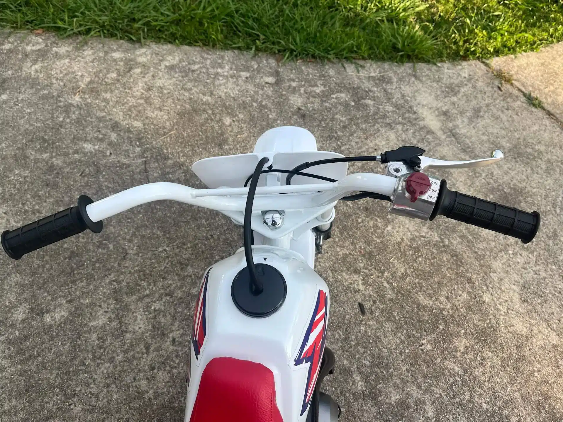 Lenker, Tank und Bedienelemente einer 1995 Honda Z50R aus der Fahrerperspektive