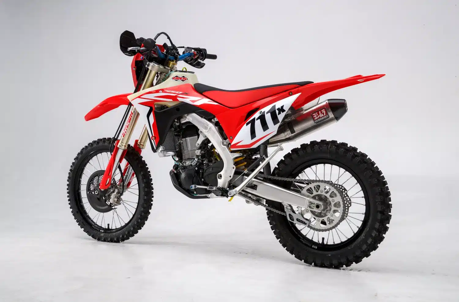 Seitenansicht einer speziell modifizierten Honda CRF450X für Wüstenrennen, ausgestattet mit offroad-tauglichen Komponenten und Nummer 711x