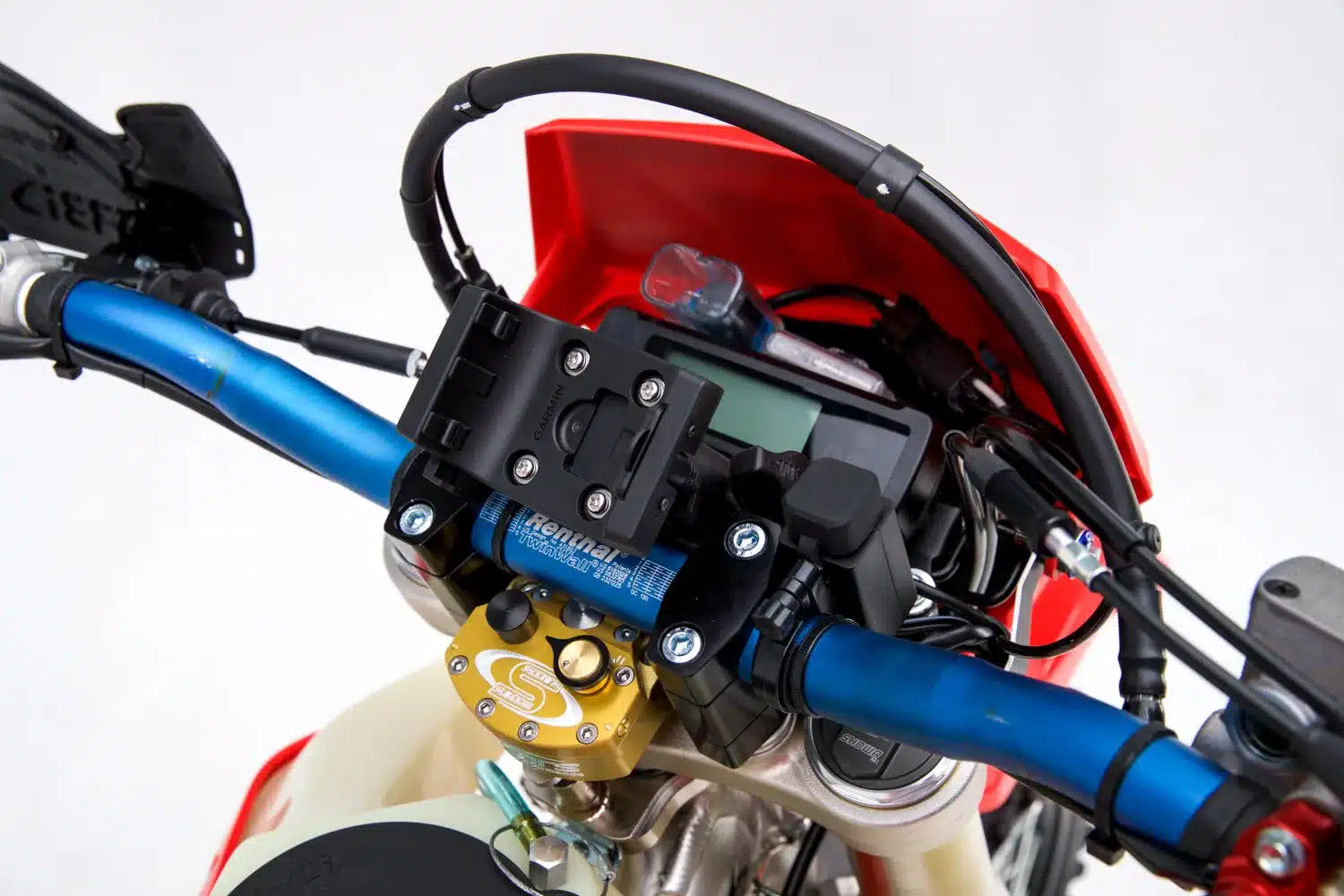 Lenker und Cockpit der Honda CRF450X mit Zusatzinstrumenten und Rennzubehör
