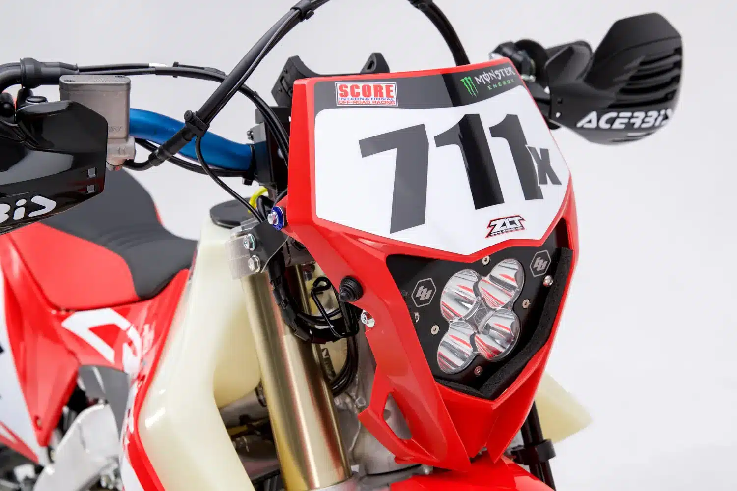 Frontansicht einer Honda CRF450X mit LED-Rennscheinwerfer, Startnummer 711x und Acerbis-Handprotektoren