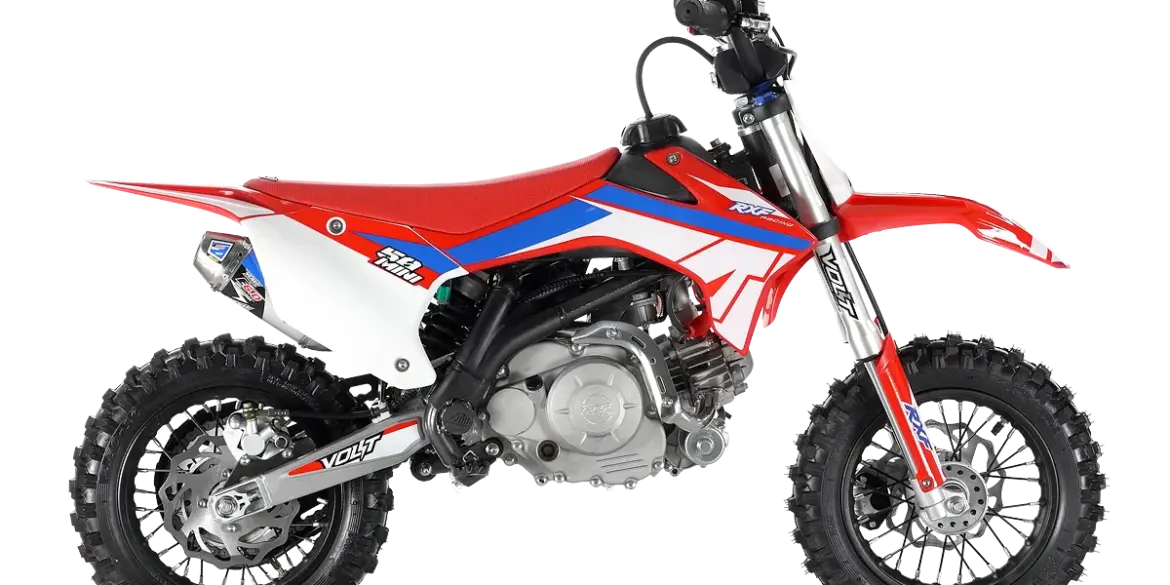 Seitenansicht einer RXF Mini 50cc Kinder-Motocross-Maschine, rot-blaues Design mit grobstolligen Reifen auf transparentem Hintergrund