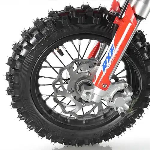 Vorderrad der RXF Mini 50cc mit markanter Offroad-Bereifung und Scheibenbremse
