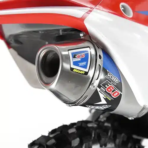 Detailansicht des Auspuffs der RXF Mini 50cc Kindercrossmaschine mit Aufklebern und grobem Offroad-Reifen