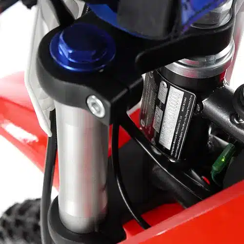 Detail der Vorderradgabel und Gabelbrücke der RXF Mini 50cc Kinder-Motocrossmaschine