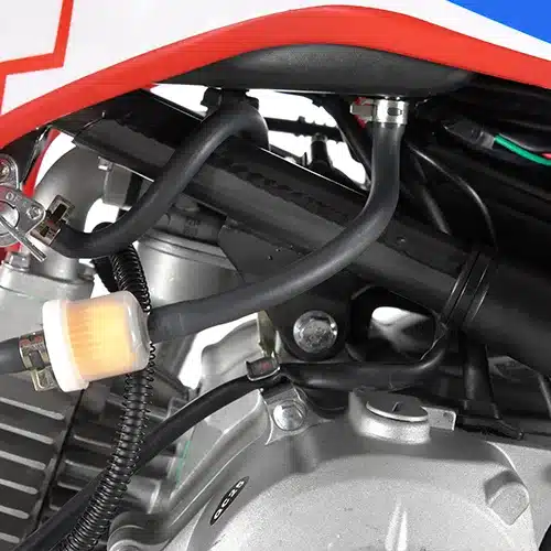Nahaufnahme des Motors und Kraftstoffsystems der RXF Mini 50cc Kids Off Road