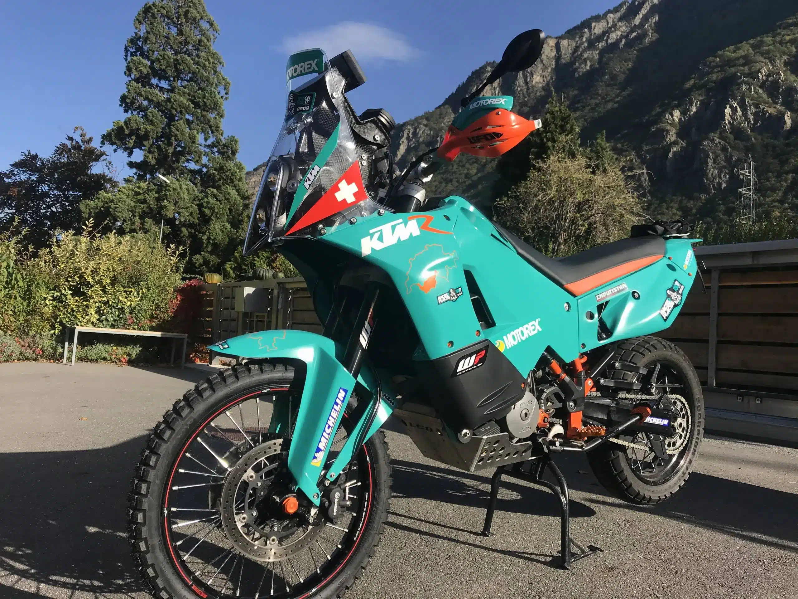 KTM 9X0 Rally Umbau mit hohem vorderen Kotflügel, Carbon-Navigation-Tower und MotoRex-Design im Freien