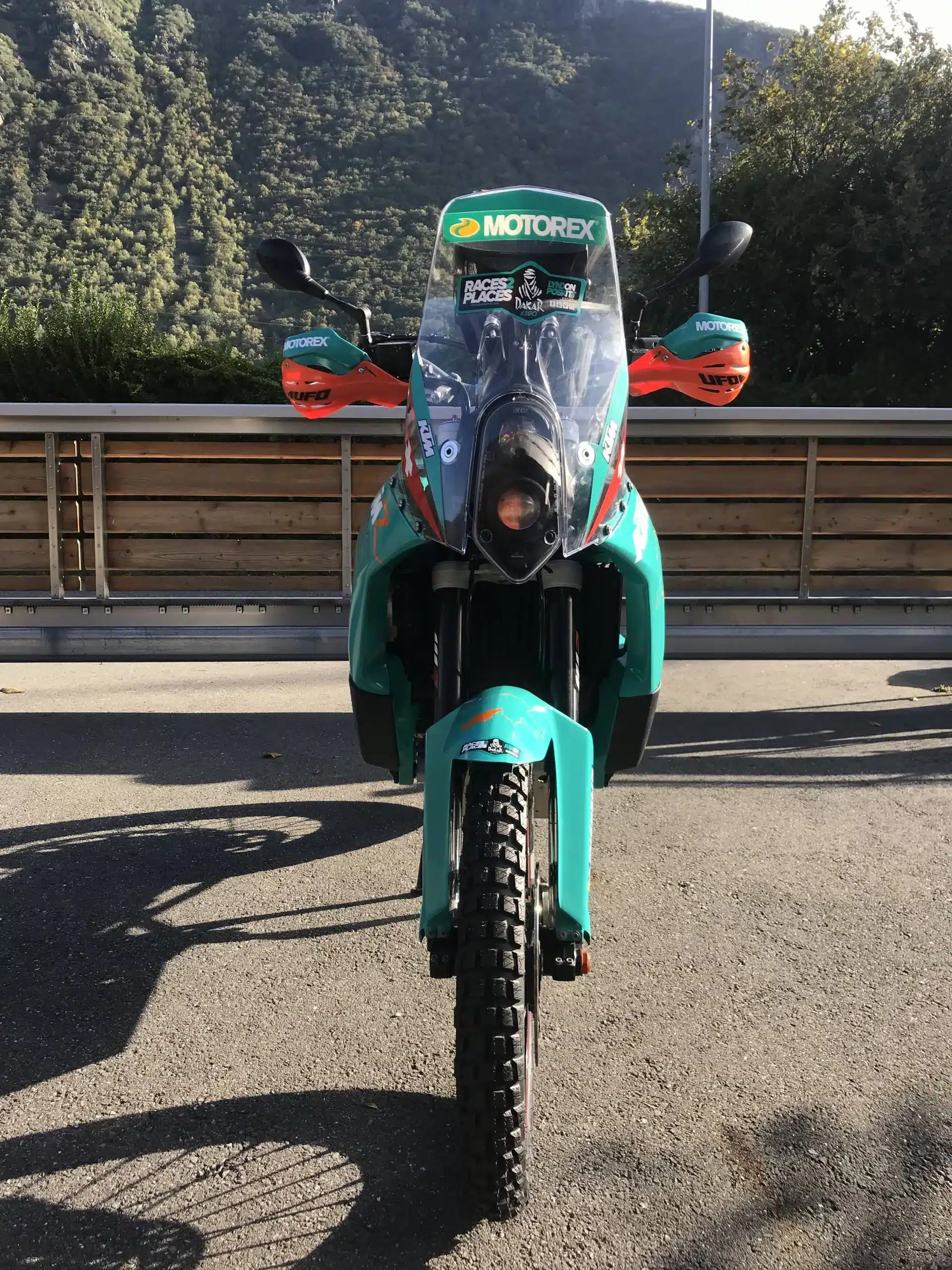 KTM 9X0 Rally Umbau mit hohem Kotflügel, Motorex-Lackierung und Rallye-Front.