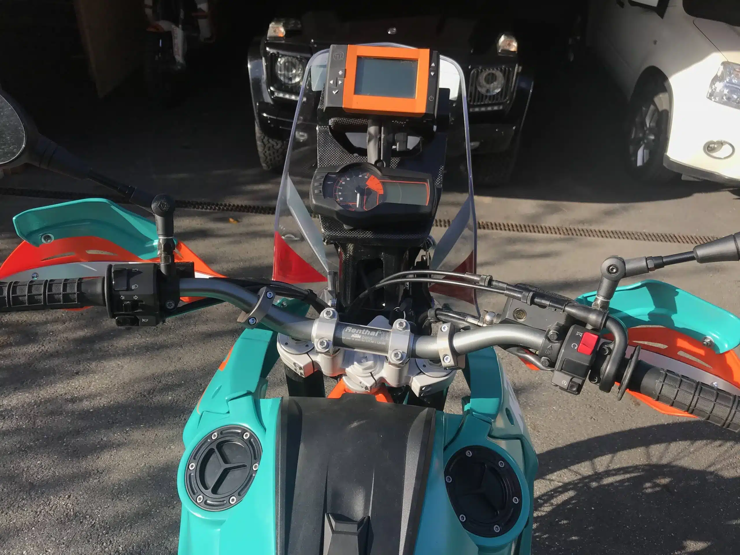 Cockpit und Navigation Tower einer umgebauten KTM 9X0 Rally mit Navigationssystem und Rallye-Bauteilen.